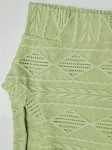 T-shirt en tricot vert menthe avec jacquard torsadé et détails au crochet ajouré