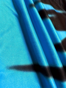 Vue macro de la texture soyeuse du tissu à rayures dégradées bleues et noires