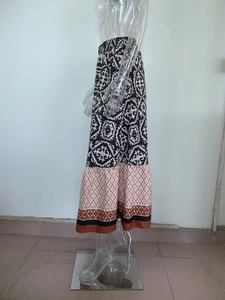 Detail eines bedruckten Boho-Maxirocks mit Patchwork-Saum und geometrischem Muster