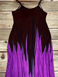 Détail de l'imprimé flamme dégradé noir et violet sur la robe sans manches élégante pour femme