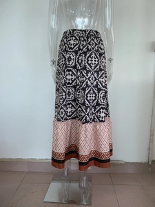 Detail eines bedruckten Boho-Maxirocks mit gestuftem Design und elastischem Taillenbund