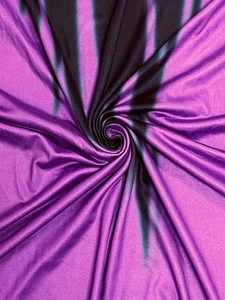 Détail du tissu dégradé violet avec texture soyeuse et drapé élégant en spirale
