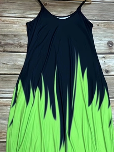 Détail de robe à fines bretelles trapèze avec imprimé dégradé vert fluo sur fond noir