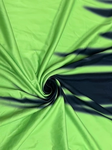 Détail du tissu imprimé tie-dye vert néon et bleu marine avec une texture douce