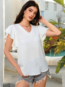 Haut blanc à col en V avec texture à pois suisses et manches à volants multicouches au soleil