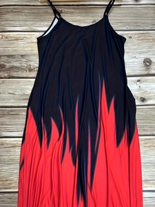 Détail du motif de flammes dégradé rouge et noir sur une robe à fines bretelles