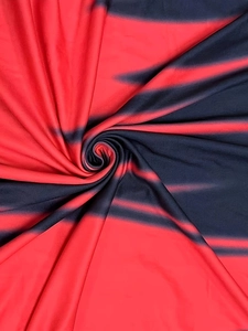 Vue macro détaillée du tissu drapé en spirale avec imprimé rayé dégradé rouge et bleu