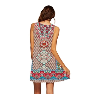 Vista posteriore di un mini abito boho senza maniche con motivi mandala rossi e blu