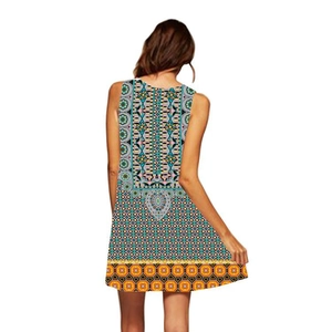 Dettaglio vestito bohémien con stampa floreale girasole e bordo a strisce arancioni