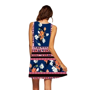 Vista posteriore di un mini abito boho senza maniche con fiori e bordi geometrici