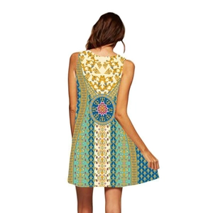 Vista posteriore di un abito boho senza maniche con stampa floreale blu e gialla
