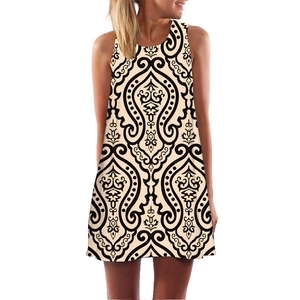 Abito corto a trapezio senza maniche con motivo paisley beige e nero e scollo tondo
