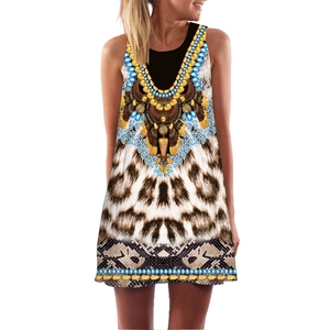 Dettaglio dell'abito boho a trapezio senza maniche con stampa leopardata e scollo gioiello