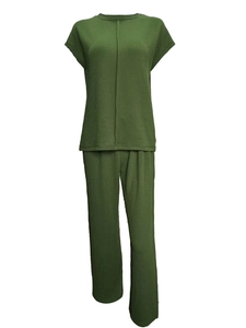 Détail de l'ensemble deux pièces plissé vert foncé avec tissu texturé et pantalon large
