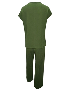 Vue arrière de l'ensemble décontracté deux pièces vert olive avec texture plissée droite