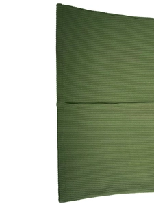 Gros plan sur le tissu côtelé vert herbe montrant la texture détaillée et la couture soignée