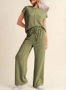 Détail de l'ensemble deux pièces vert côtelé avec haut à manches courtes et pantalon large