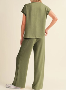 Vue arrière d'un ensemble détente vert olive côtelé pour femme avec haut court et pantalon