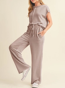 Détail du tissu en maille côtelée sur le haut à manches courtes et le pantalon large