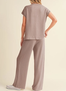 Vue arrière détaillée d'un ensemble détente rose côtelé avec haut à manches et pantalon large