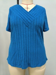 Detalle de top de talla grande azul marino con cuello en V cruzado y textura de canalé