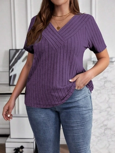 Detalle de tela de punto acanalado violeta en top de talla grande con cuello en V
