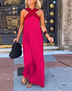 Détail d'une robe longue d'été avec col licou croisé en magenta et rouge éclatant