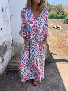 Vue détaillée de l'imprimé abstrait coloré et de la poche latérale sur cette robe longue