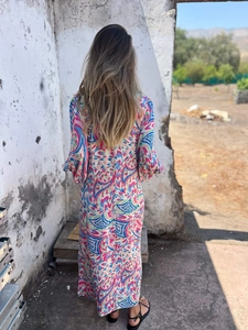 Détail de l'imprimé géométrique coloré et vue arrière fluide d'une robe longue d'été