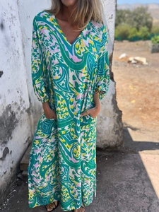 Détail d'une robe d'été à col en V avec un imprimé géométrique abstrait vert et rose