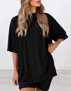Gros plan sur la texture côtelée noire de l'ensemble t-shirt oversize et cycliste