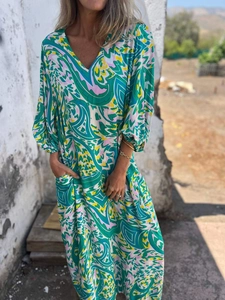 Détail de la robe maxi à col en V avec imprimé bohème coloré et poches latérales