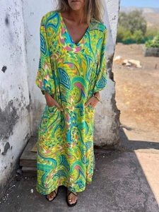 Détail d'une robe bohème à imprimé floral avec col en V et poches latérales