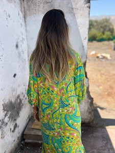 Vue détaillée du dos d'une robe maxi bohème à imprimé floral et manches longues
