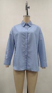 Vue détaillée des rayures verticales bleues et blanches sur une chemise à manches longues