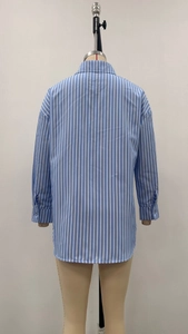 Vue arrière d'une chemise à manches longues à rayures bleues et blanches en coton fin