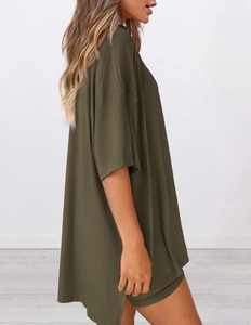 Détail d'une robe verte armée côtelée surdimensionnée avec coupe ample et stylée