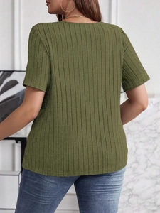 Vista trasera de la camiseta acanalada verde hierba de manga corta y corte ajustado