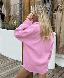 Dettaglio camicia di lino rosa da donna con trama del tessuto e vestibilità oversize