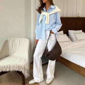 Chemise rayée bleue pour femme avec pantalon large blanc et châle en tricot chic