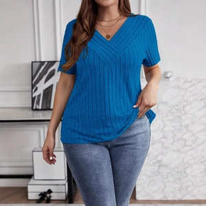 Top azul real para mujer con cuello en V cruzado y textura acanalada de punto suave
