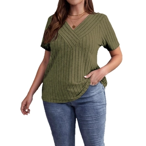 Top de manga corta para mujer verde militar con cuello en V cruzado y punto acanalado