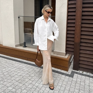 Camicia di lino bianca chic con gonna in raso stampata e borsa a mano marrone moda