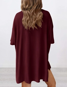 Vue détaillée de la robe t-shirt ample en maille côtelée bordeaux pour femmes