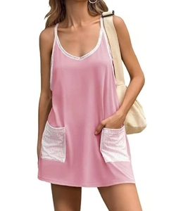 Détail d'un combishort rose sans manches avec col en V et poches rayées casual