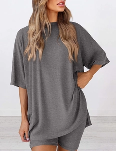 Detail eines dunkelgrauen Strick-Lounge-Sets mit Rippstruktur und lockerem T-Shirt