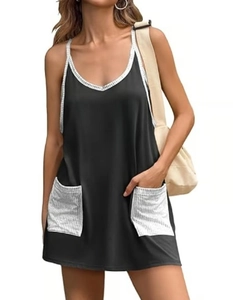 Détail d'une robe d'été noire avec poches rayées et finitions au décolleté en V