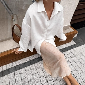 Cardigan da donna in lino bianco minimalista con gonna lunga stampata alla luce naturale