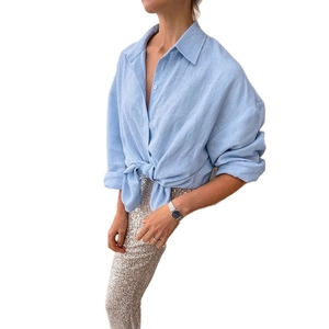 Camicia azzurra a maniche lunghe con nodo in vita e colletto a revers classico donna