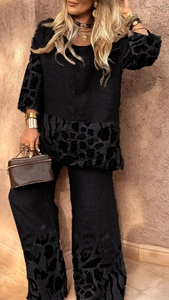 Détail de l'ensemble bohème noir avec texture léopard dévorée sur les manches